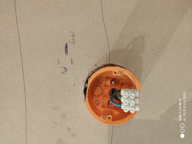 Eluttagsdosa med kablar installerad i en vägg, redo för kakelarbete.