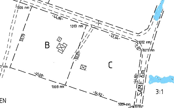 Svartvit skiss av en tomtkarta med markerade tomter B och C samt måttangivelser och servitutsväg.