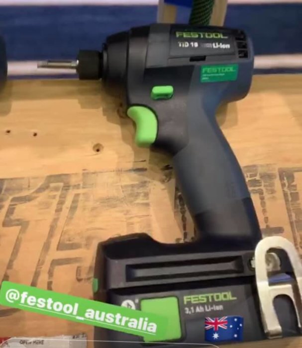 En akkudriven Festool-skruvdragare på ett träbord med synliga etiketter och Australiens flagga.