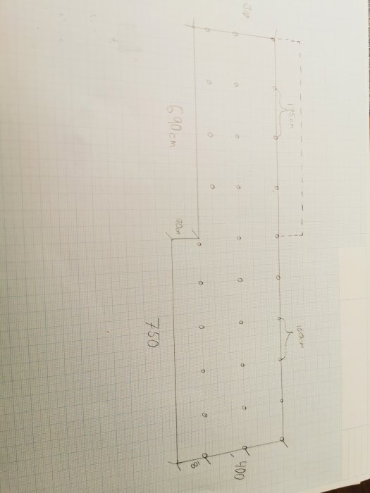 Handritad skiss av en altan med dimensioner och plintpositioner på rutat papper.