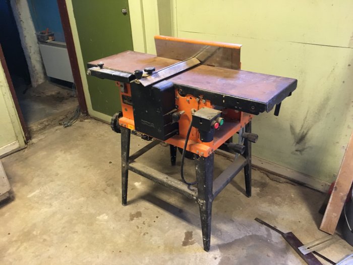 Rostig orange och svart polsk kombimaskin REMA DYMC-8, delvis demonterad, i ett verkstadsutrymme.