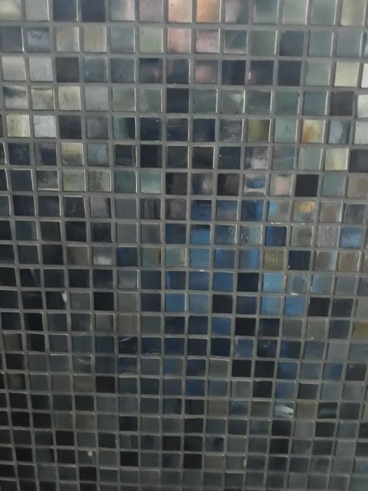 Mosaikkakel i nyanser av blått och grått med ljus fog som ska mörkas.