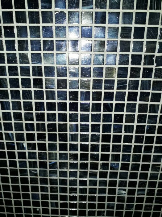 Mosaikkakel med ljus fog som användaren vill byta till en mörkare nyans.