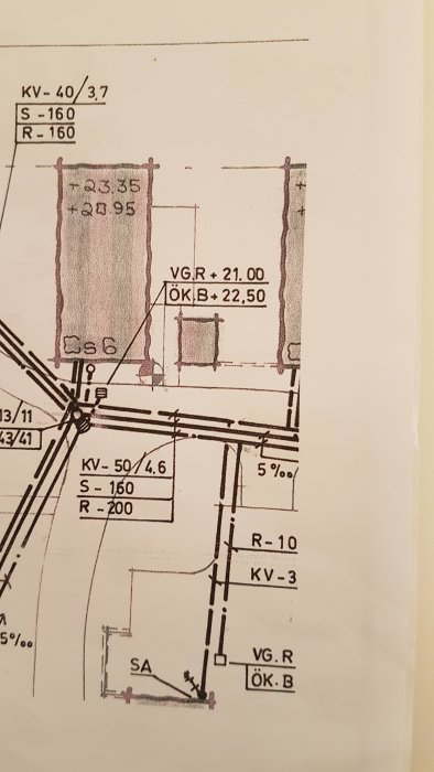 Detaljerad byggteknisk ritning med måttangivelser och markeringar för byggprojekt.