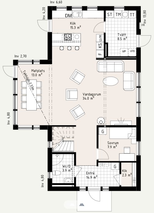 Schematisk planlösning av en villa med kök, matplats, vardagsrum, sovrum, tvättstuga och wc, möbler indicerade.