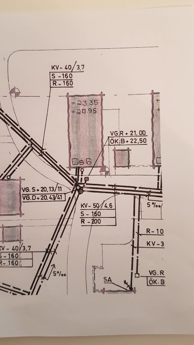 Ritning över byggprojekt med måttangivelser och tekniska symboler.