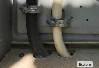 Slangklämmor används för att förankra svart och vit kabel i botten av ett Eldon fasadmätarskåp.