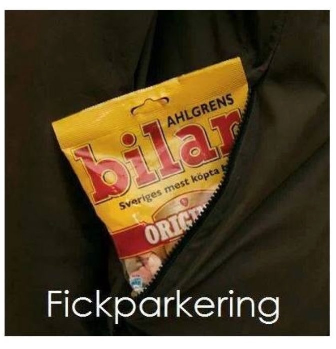 Påse med Ahlgrens bilar godis som sticker ut ur en jackficka, text under bilden säger "Fickparkering".