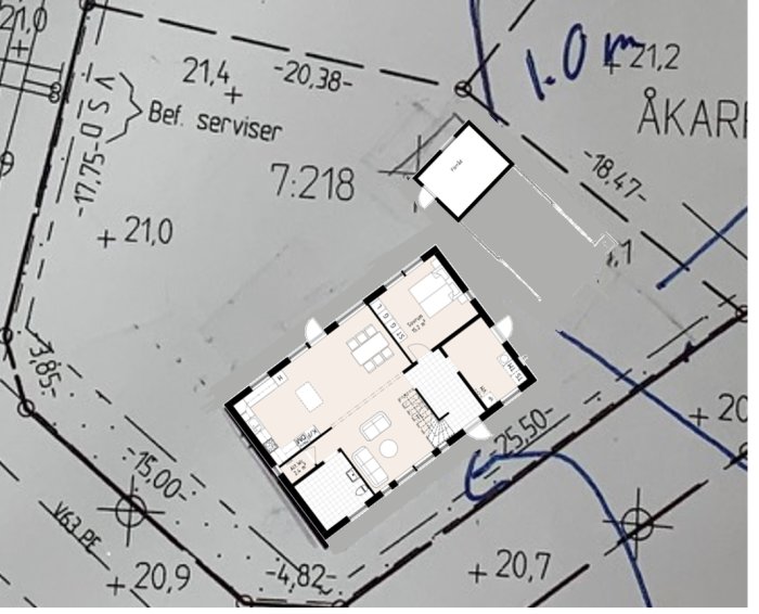 Tomtplan med angivna mått och överlagd ritning av ett enfamiljshus, inbjuder till idéer om staket och trädgårdsdesign.