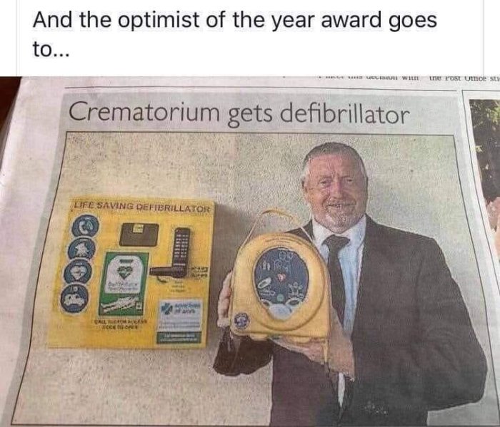 Tidningsartikel med rubriken "Crematorium gets defibrillator" och en man som håller en defibrillator.