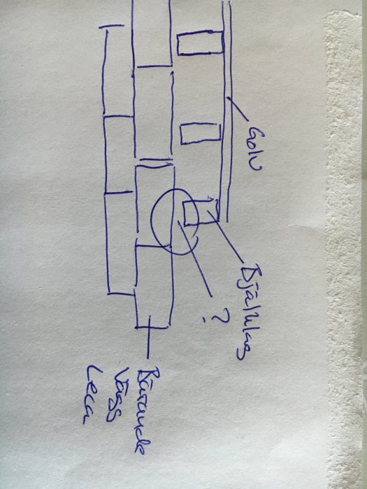 Handritad skiss av en bärande vägg i trä som ska ersättas med Leca, med frågan om hur man gör avslutet mot takbjälklaget.