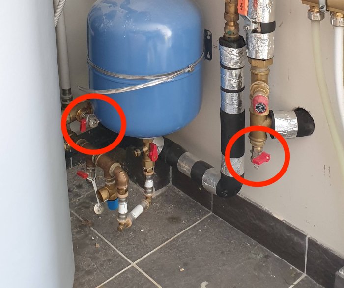 VVS-installation med blå expantionskärl och markerade ventiler för påfyllning.
