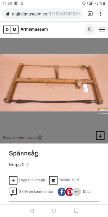 Äldre spännsåg även känd som jesussåg med trärörelse och spännmekanism, uppvisad mot en enfärgad bakgrund.