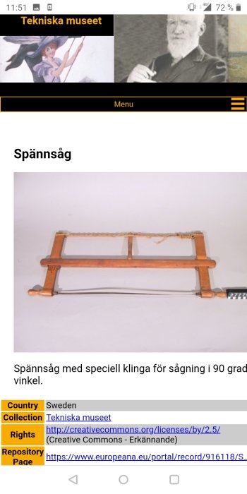 Trähandtag och metallklinga på en traditionell spännsåg, verktyg för sågning i 90 graders vinkel.