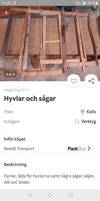 Trähyvlar och två gamla spännsågar till salu, uppställda på ett trägolv.