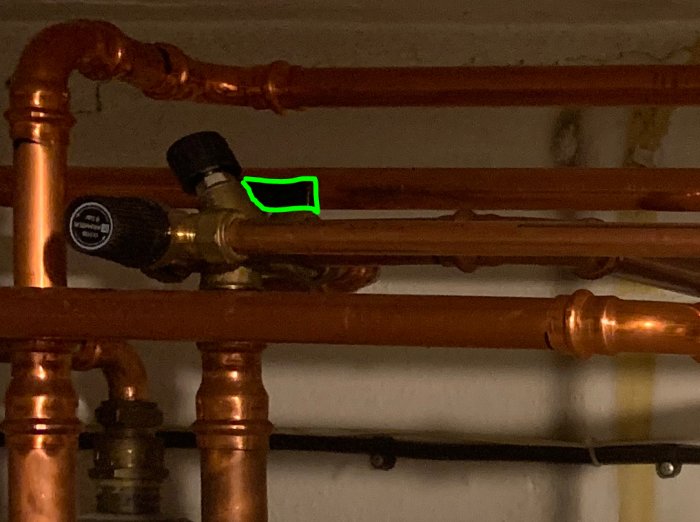 Kopparledningar med en markerad potentiell LK påfyllningsventil i ett VVS-system.