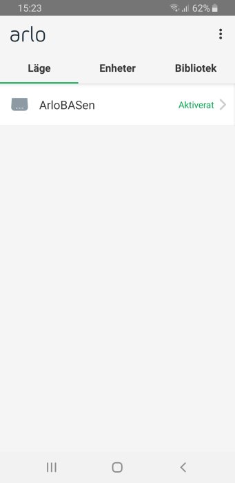 Skärmdump av en mobilapp med aktivert status för "ArloBASe" och navigeringsflikar "Läge", "Enheter", "Bibliotek".