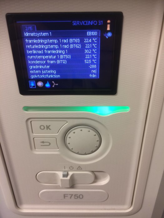 Display på en Nibe F750 värmepump som visar temperaturinformation och systemstatus.