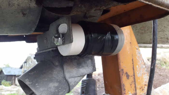 Ny motorkondensator monterad med tejp på en betongblandare.