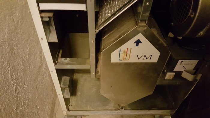 Ventilationsaggregat med väl synlig pil och märkning för korrekt installation av vinterkassett.