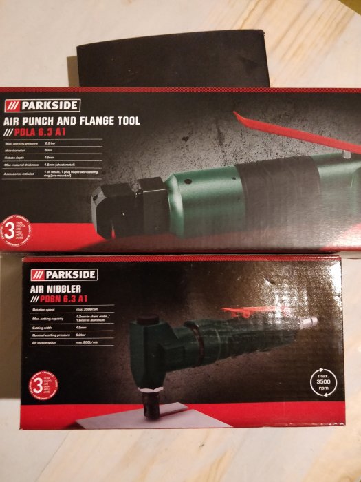 Två förpackningar med verktyg: Parkside Air Punch and Flange Tool och Parkside Air Nibbler.