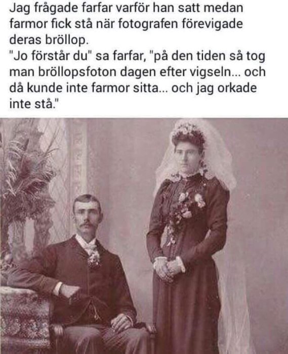 Gammalt svartvitt bröllopsfoto där brudgummen sitter och bruden står bredvid honom.