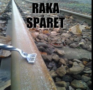 Rakhyvel på järnvägsspår med texten "RAKA SPÅRET" ovanför.