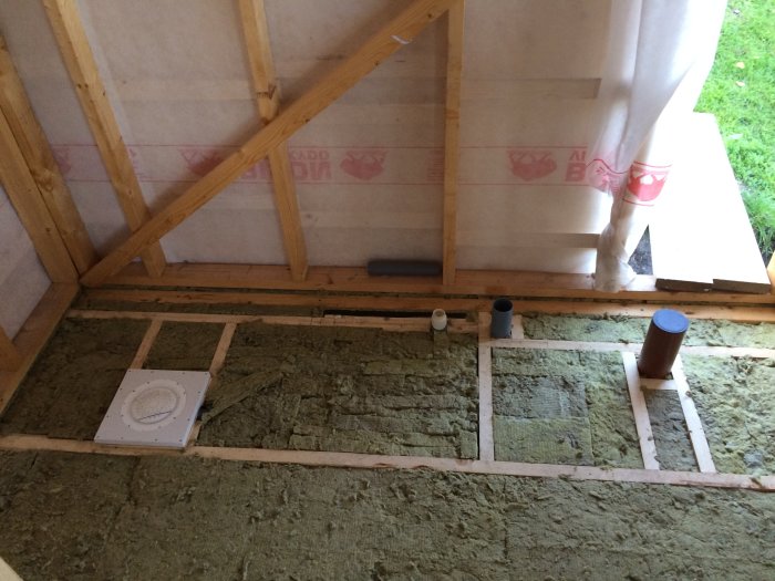 Konstruktionsbild av ett golv under renovering med träreglar och isolering samt VVS-installationer.