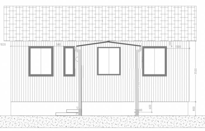 Arkitektritning av husfasad med dörr och tre fönster, dimensioner och taklutning angivna.