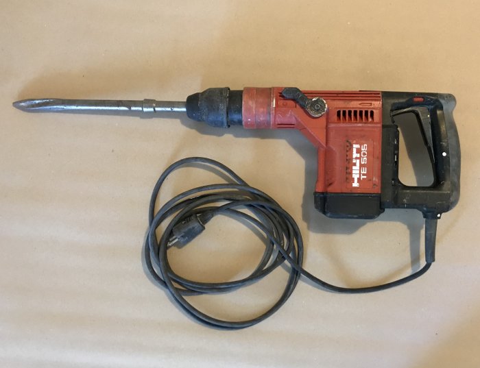Använd borrmaskin av märket Hilti TE 505 med spår efter användning och utan fungerande säkerhetslås.