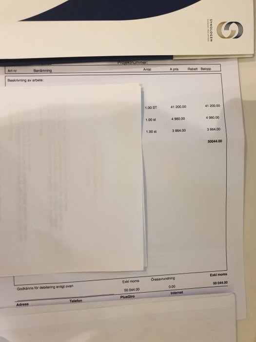 Delvis synligt fakturaunderlag med projektnummer och detaljerade kostnader.