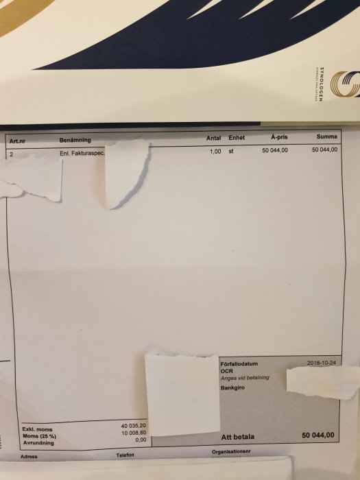 Delvis ihoprivna pappersdokument, faktura med synliga belopp och textfragment som "Fakturaspecifikation" och "Att betala".