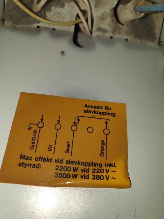 Bild på en gammal gul etikett med instruktioner för slavkoppling av en radiator, text och schematiska illustrationer.