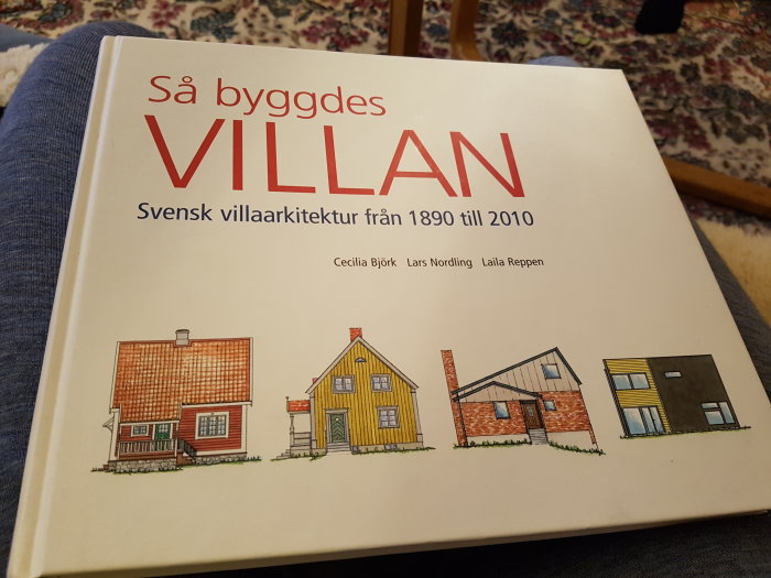 Bokomslag med titeln "Så byggdes VILLAN" och bilder på svenska villor från olika epoker.