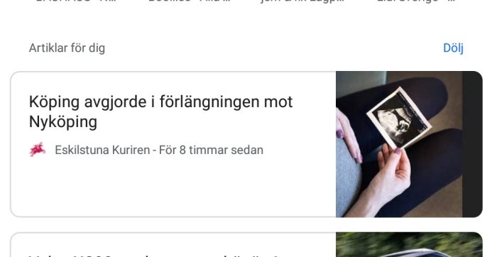 En person sitter med en bild på en fotbollsspelare i handen, relaterat till en nyhetsartikel.