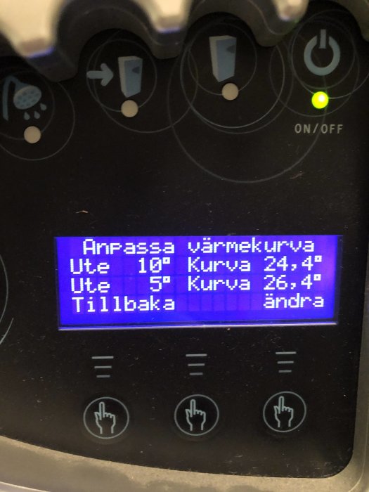 Display på en värmepump som visar menyn för att anpassa värmevärden, med knappar för inställning.