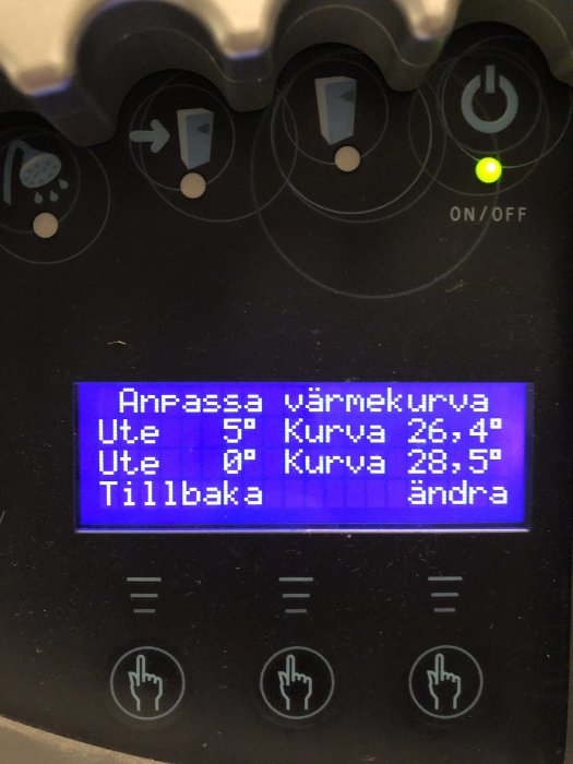 Display för bergvärmesystem visar justering av värme kurva med inställningar och ON/OFF-knapp.