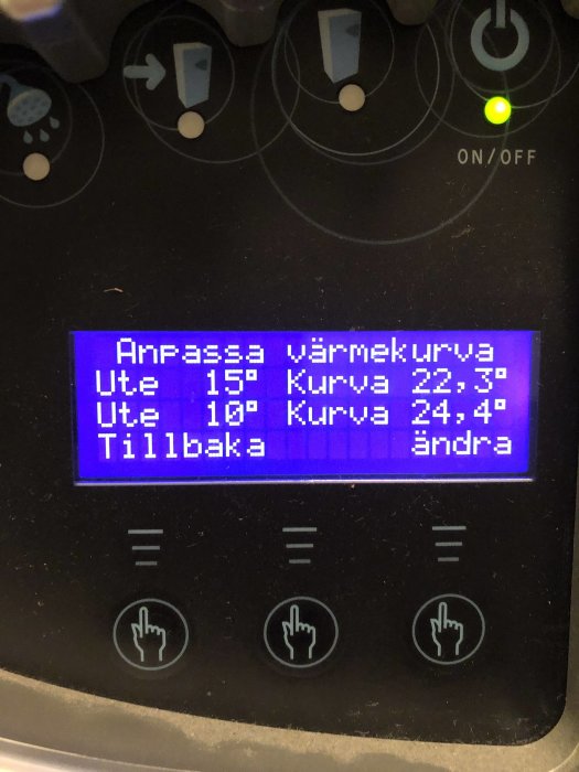 Digital display av en värmepump med texten "Anpassa värmekurva" och inställningar visas inklusive en temperatur på 15 grader ute och 24,4 grader kurva.