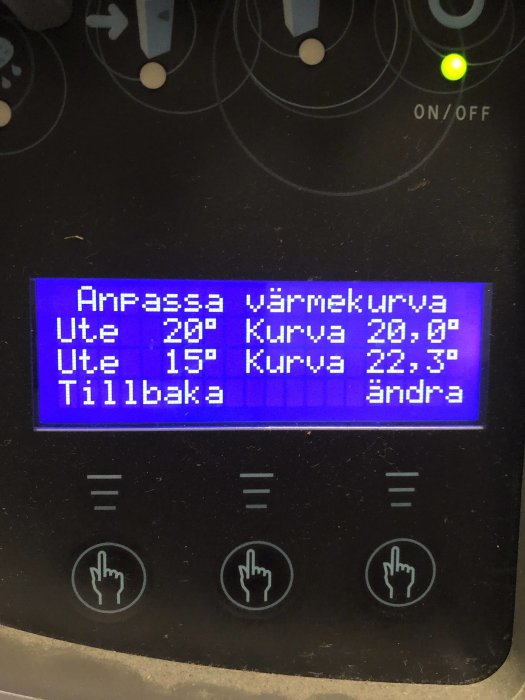 Display på värmepump med menyn "Anpassa värmekurva" visande inställningarna för olika utomhustemperaturer och kurvor.