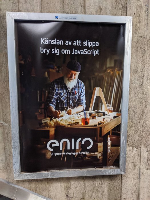 Reklamaffisch i tunnelbanan med man som snickrar, text om att slippa JavaScript, Eniro-logotyp.