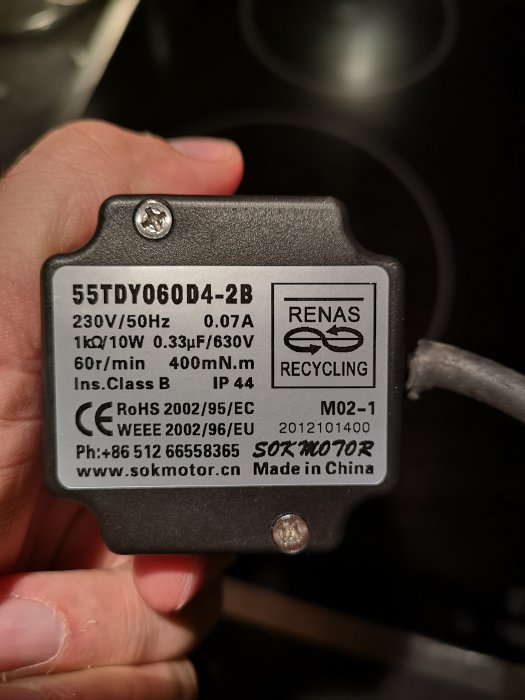 Närbild på etiketten av en Systemair VR400 DC-ventilationsmotors elektriska specifikationer.