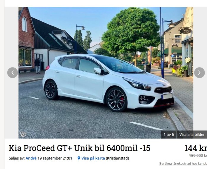 Vit Kia ProCeed GT+ parkerad på gata i stadsmiljö.