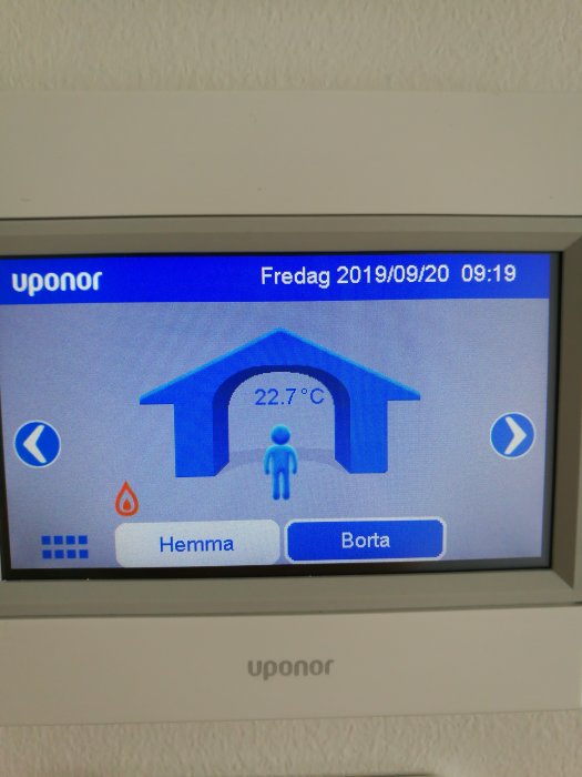 Termostatpanel från Uponor som visar en inomhustemperatur på 22,7°C med en röd varningstriangel.