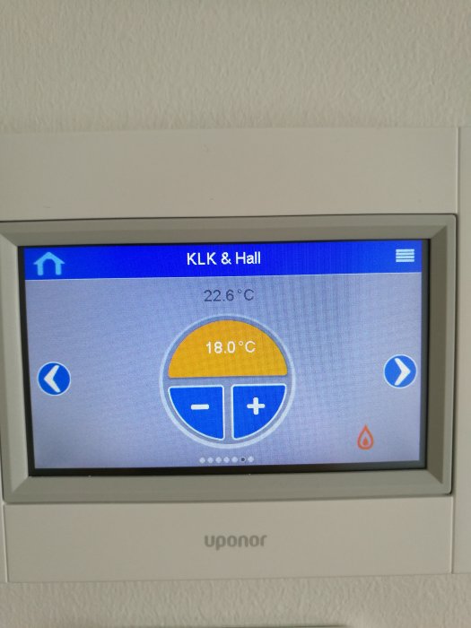 Termostatpanel som visar aktuell temperatur 22,6°C, inställd temperatur 18°C, varningstriangel.