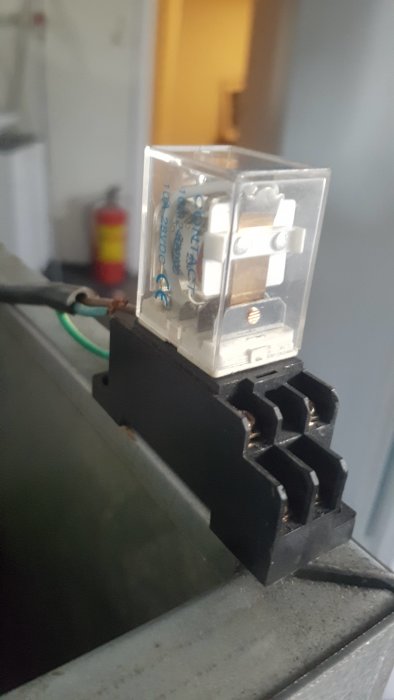 Äldre pelletsanläggningens givare och relä som kontrollerar nivån av pellets och tänds med en 220v lampa.