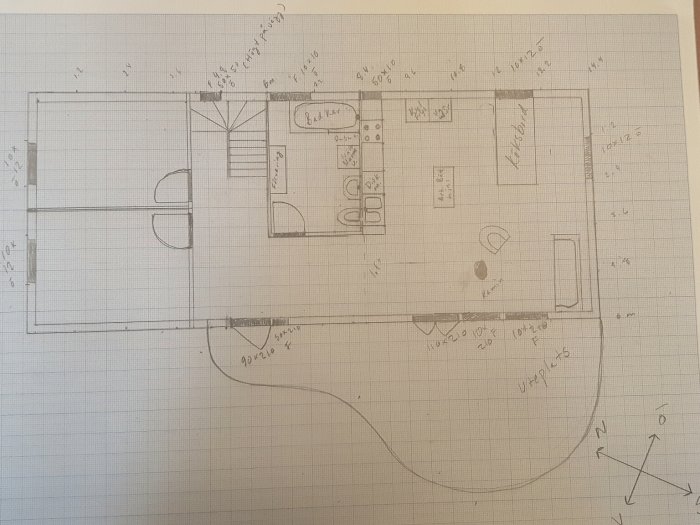 Handritad planritning av hus med väggar, fönster och möbler, inklusive måttsättning.