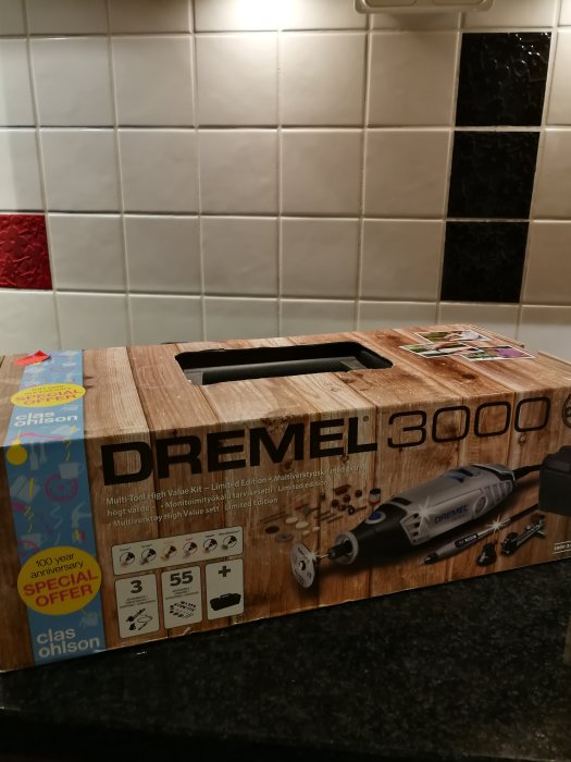 Dremel 3000 multiverktygssats på köksbänk, specialerbjudande från Clas Ohlson med tillbehör och böjlig axel.