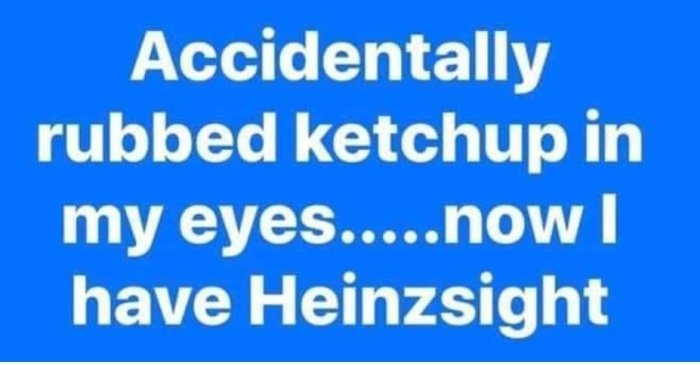 Textmeddelande med ordvits: "Accidentally rubbed ketchup in my eyes...now I have Heinzsight" på blå bakgrund.