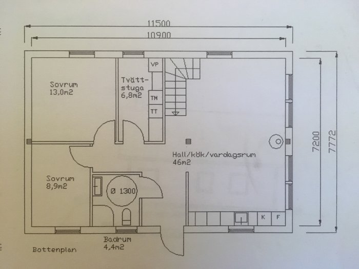 Ritning av enplanshus med måttangivelser, två sovrum, badrum, kombinerat kök och vardagsrum.