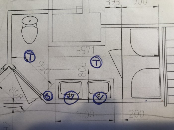 Planritning av badrum med elektriska ledningar, två taklampor anslutna till en dubbelströmbrytare och vägglampor.